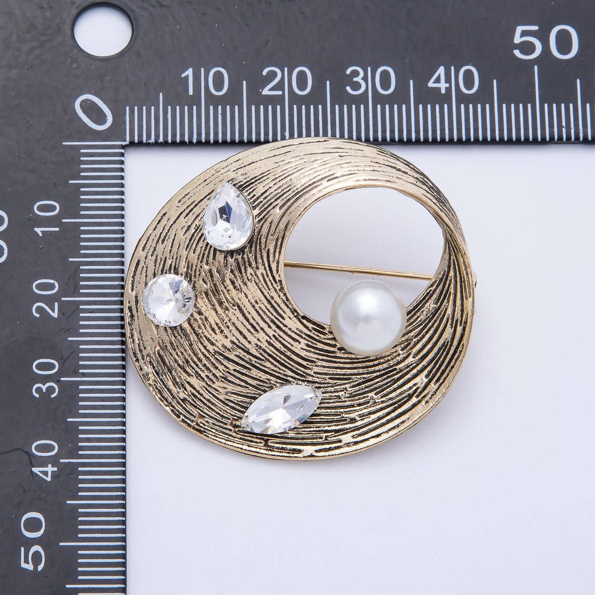 Single Shell Pearl in Twist Band Brooch Pin | BH-027 Aim Eternal - Vintage Antique Gold 41mm Mix Cut CZ