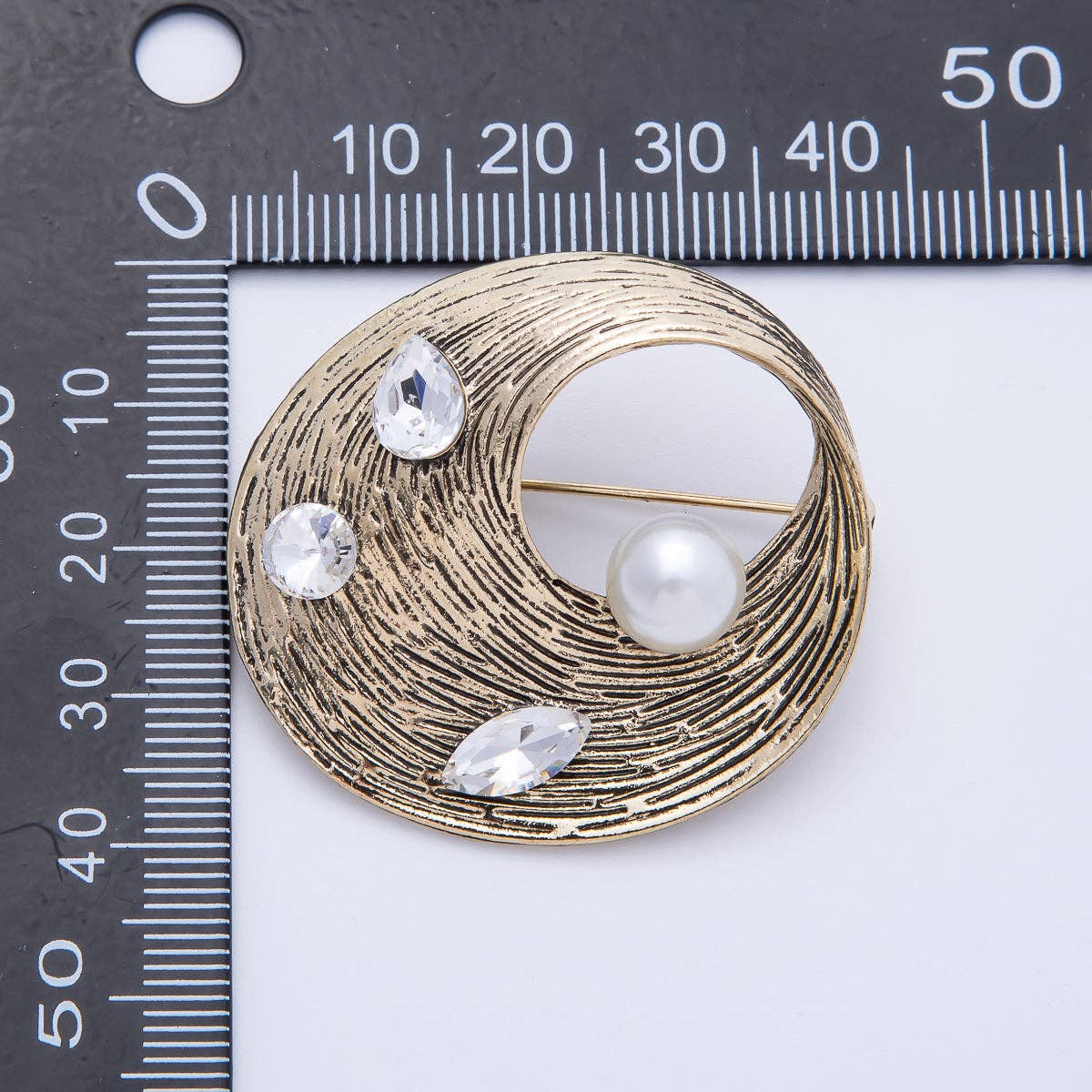 Single Shell Pearl in Twist Band Brooch Pin | BH-027 Aim Eternal - Vintage Antique Gold 41mm Mix Cut CZ