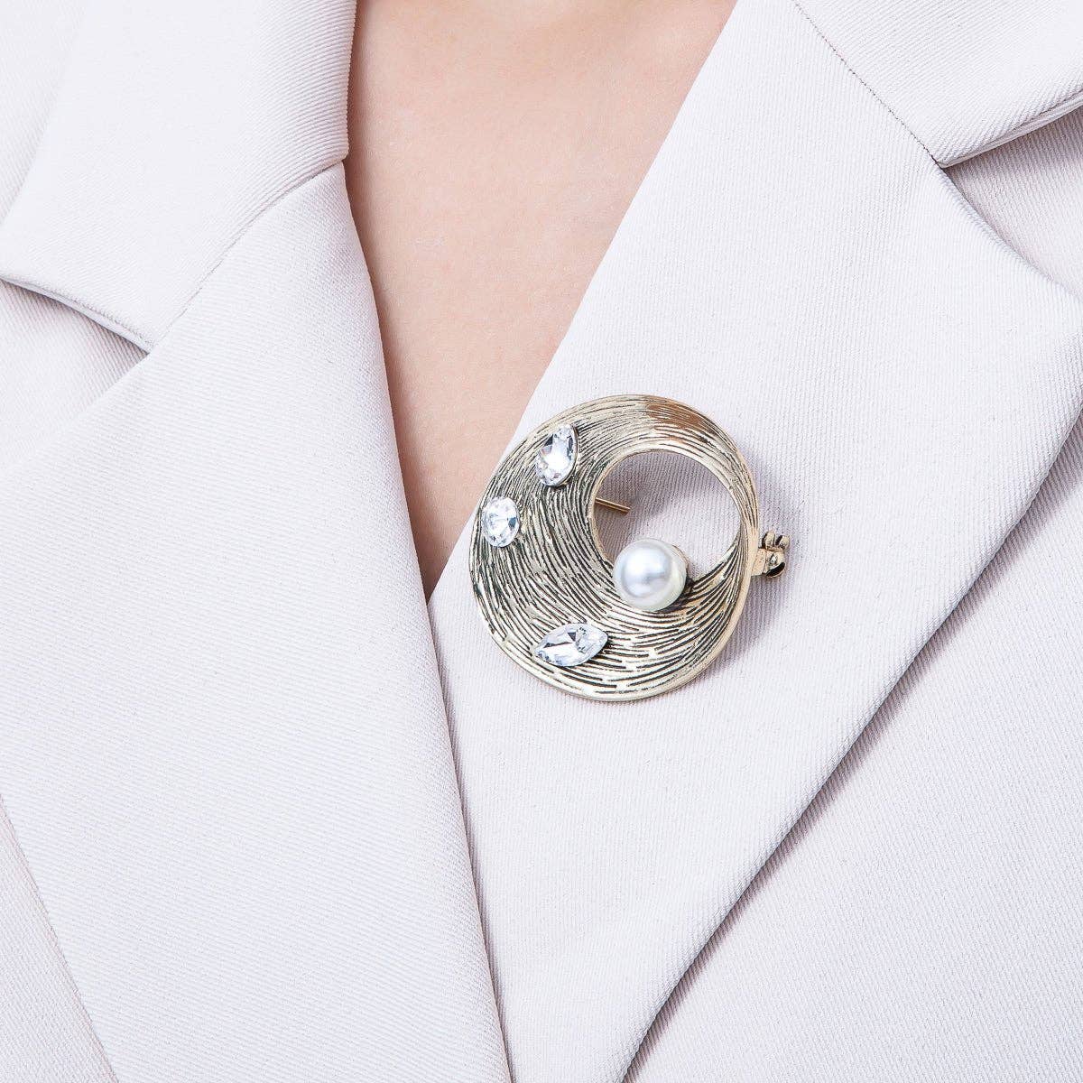 Single Shell Pearl in Twist Band Brooch Pin | BH-027 Aim Eternal - Vintage Antique Gold 41mm Mix Cut CZ