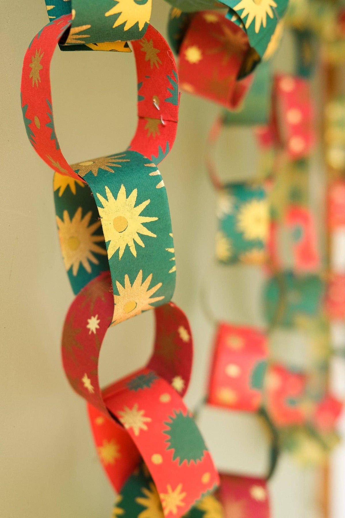 East End Press - FESTIVE PAPER CHAIN KIT